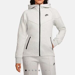 NWT women Nike Sportswear Tech Fleece Windrunner,color Light gray/Heather/black